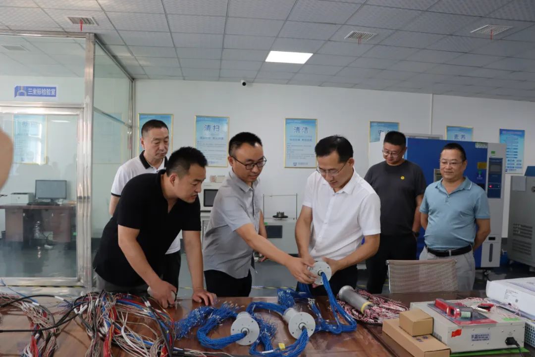 英智科技董事長向政府領(lǐng)導及專家介紹滑環(huán)產(chǎn)品