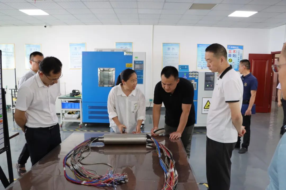 英智科技總經(jīng)理向政府領(lǐng)導及專家介紹滑環(huán)產(chǎn)品