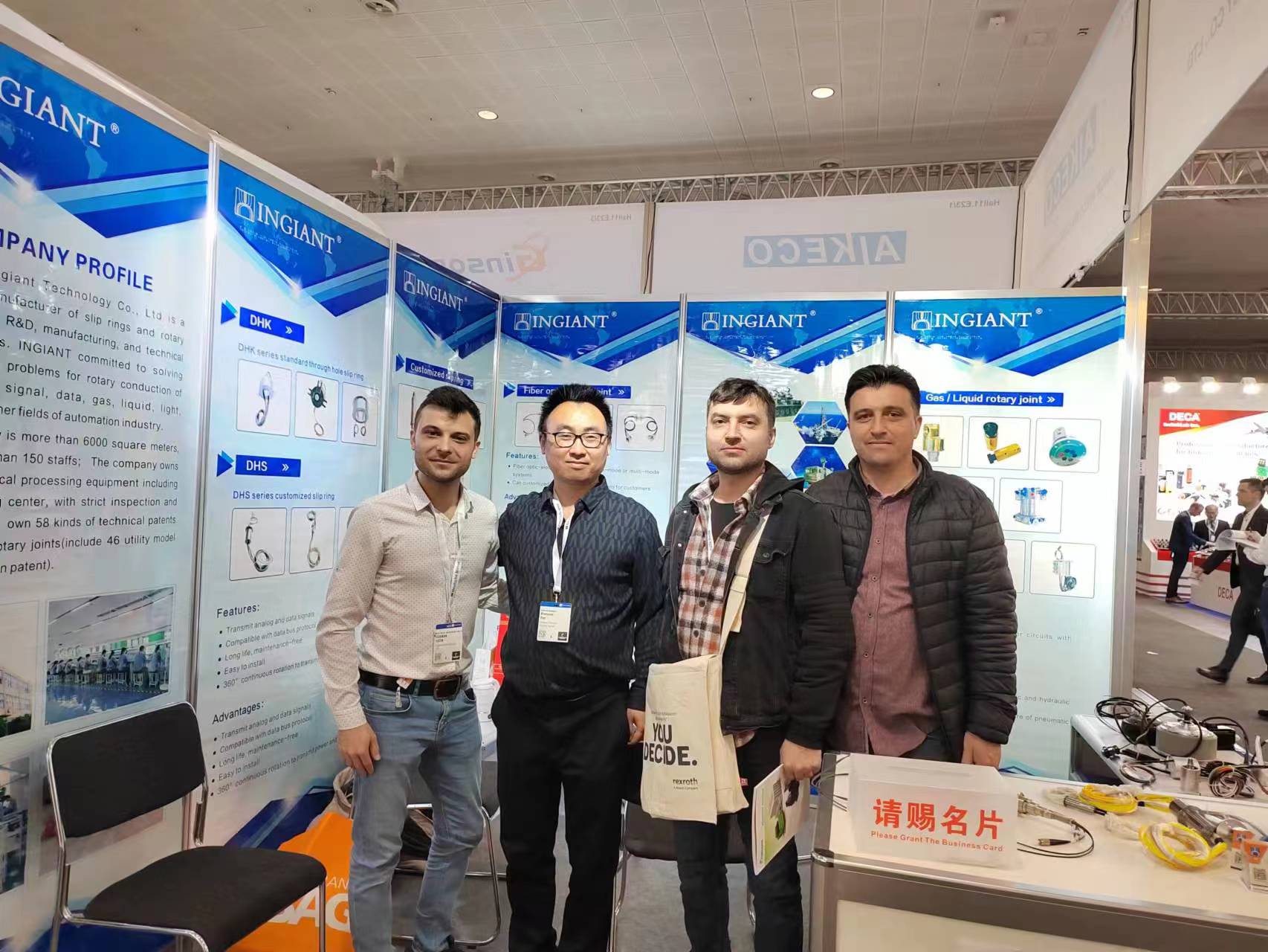 九江英智科技在德國工業博覽會與國外客戶合影